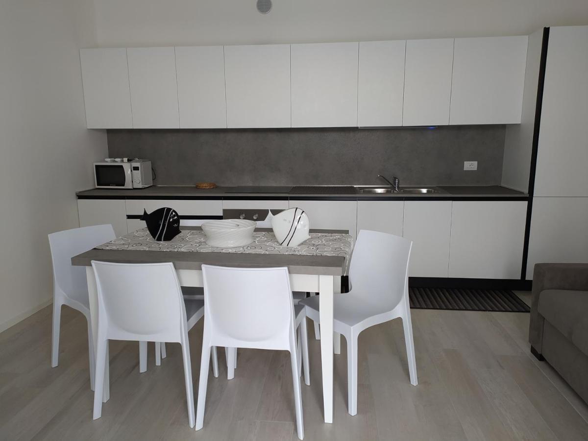 Jesolo Appartamenti F2 - Black And White Экстерьер фото